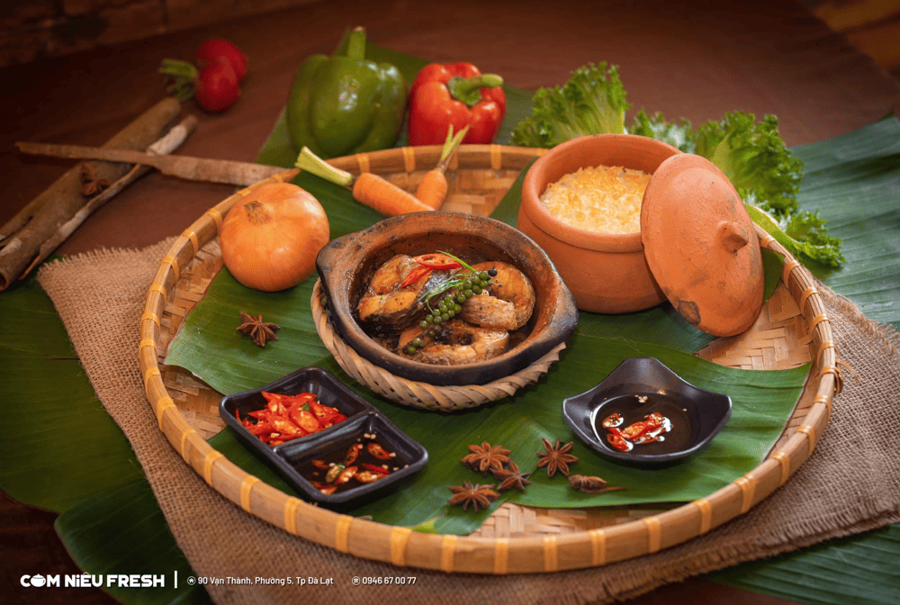 Quán Ăn Gia Đình Fresh hấp dẫn thực khách bởi thố cơm niêu giòn rụm, nóng hổi, kết hợp hoàn hảo với những món ăn kèm đậm đà (Nguồn: Fanpage Quán Ăn Gia Đình Fresh)